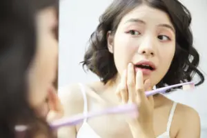 【生まれつきの歯の黄ばみ】原因は？歯磨き粉やホワイトニングで白くなる？